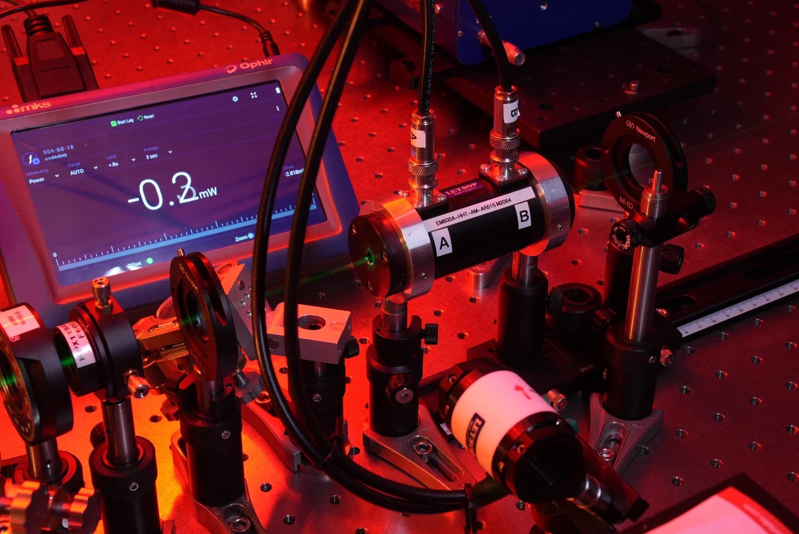 Read optics and power meter on the optical bench in the Neuchâtel lab