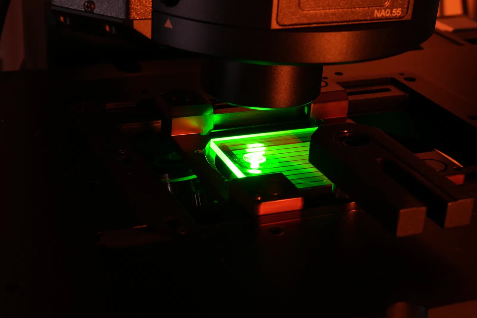 Beam passing cleanly through a nanostructured element