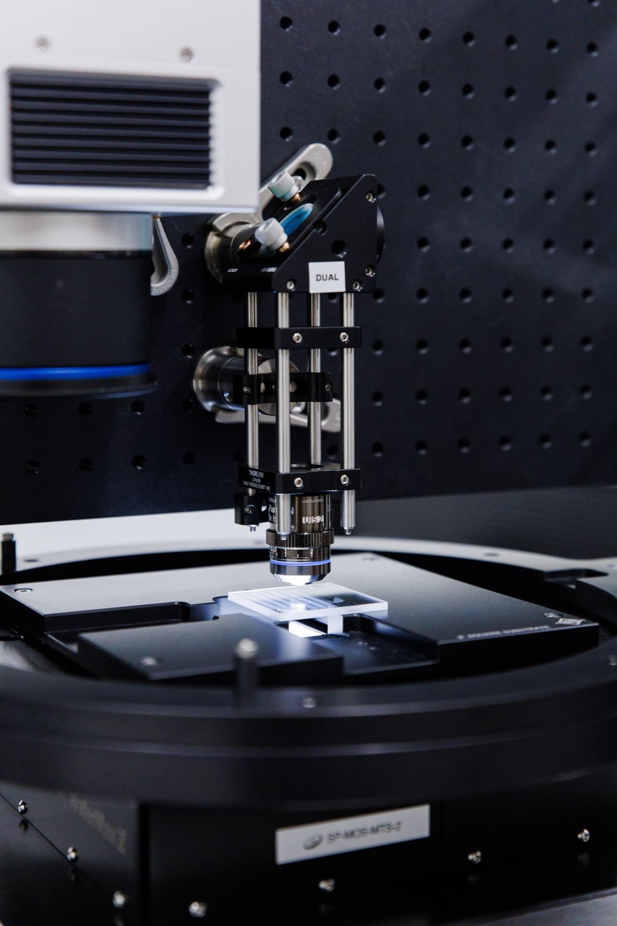 Objective of the polarization read system over a fused-silica platter